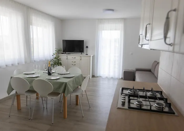 Andrea - - Free Parking *